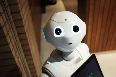Robô humanoide branco em laboratório